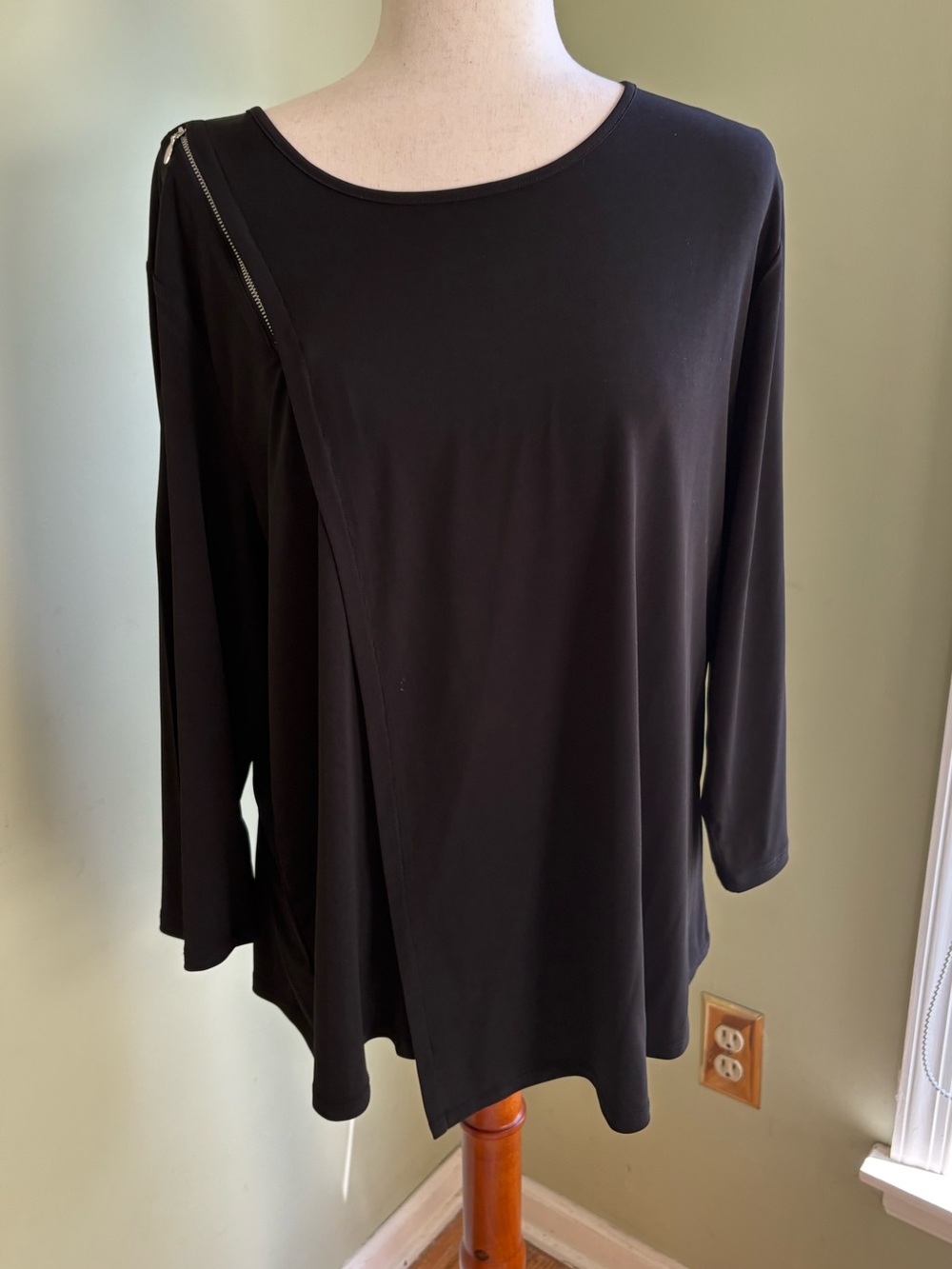 NWT Chicos Outlet Vivian Shoulder Zip Top.Black size XL .Long Sleeve/asymetrical